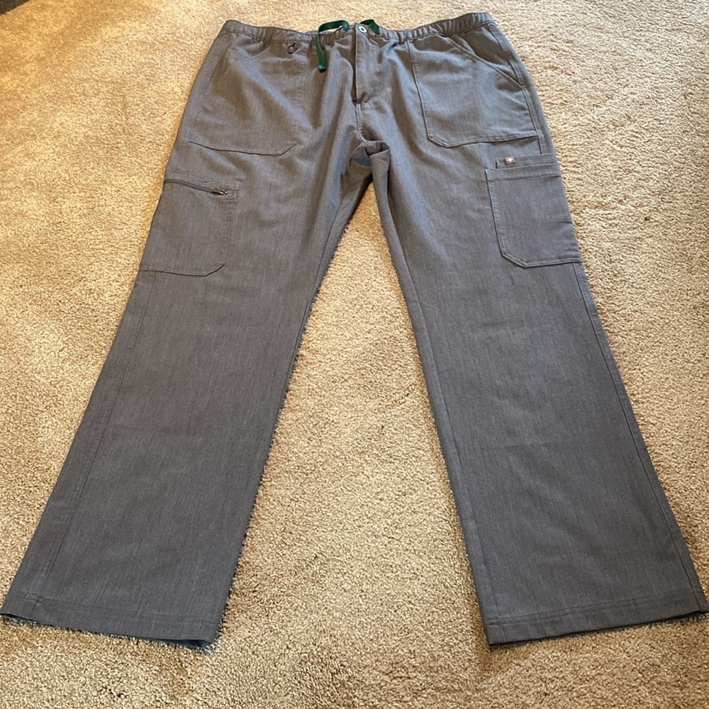 FIGS Technical Collection Cairo Scrub Pants & Chisec 3 Pocket V Top Graphite XXL - Picture 3 of 14
